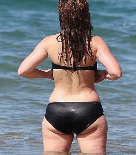 jennifer love hewiit bikini cellulite jpg Now this is what I was talking about above This picture of Jennifer Love in her swimsuit from the rear How many of us have whined about our legs felt bad about them Well don t Even Famous Female Stars have a little cellulite